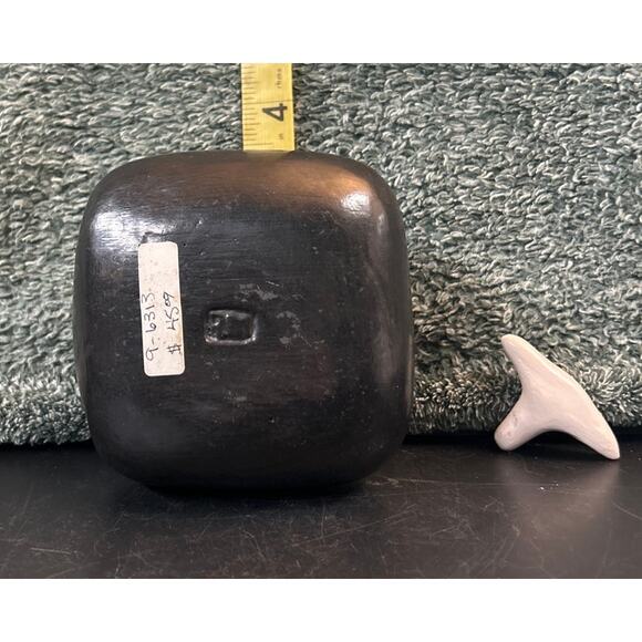 Native American Pottery Art From One of the New Mexico Pueblos - Picture 9 of 13